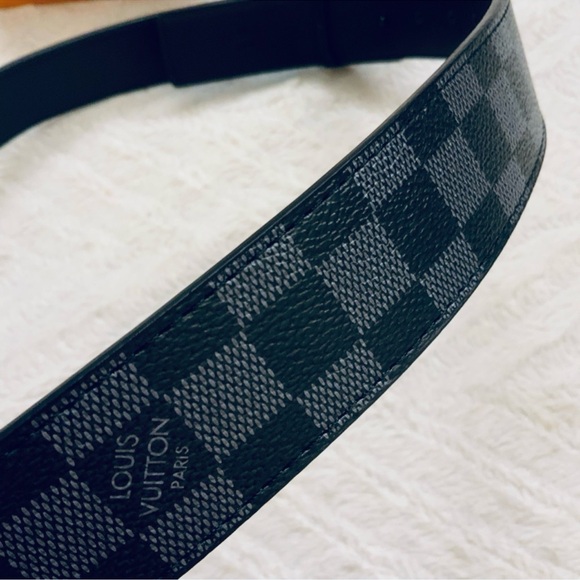 LOUIS VUITTON Damier Graphite 40mm LV initial buckle men’s belt, size 40 - Picture 3 of 9